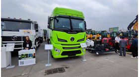 Седельный тягач SX4258Y3334 X6000 6х4 со шторным полуприцепом